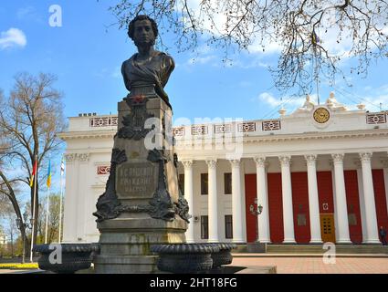 Odessa, Ukraine - 19. April 2019:Denkmal des russischen Schriftstellers Alexander Sergejewitsch Puschkin vor dem Rathaus von Odessa, am Anfang der Meere Stockfoto