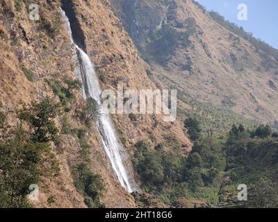 Birthi Wasserfall in Uttarakhand, Indien Stockfoto