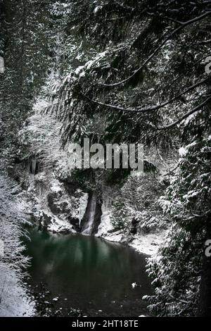 Vertikaler Blick auf den Fluss vom Cliffwalk im Capilano Bridge Park, Vancouver, BC, Kanada Stockfoto