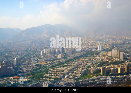 Blick auf das Alborz-Gebirge vom Milad Tower (Borj-e Milad) in Teheran. Der Milad-Turm ist das wichtigste Denkmal Teherans nach dem Azadi-Monum Stockfoto