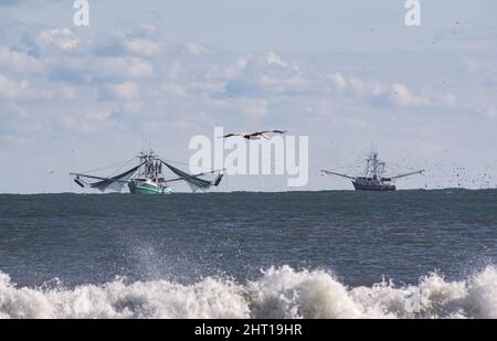 Ein Paar Garnelentrawler, die Garnelen an den Ufern von Cape Hatteras entlang der Outer Banks von North Carolina ernten Stockfoto