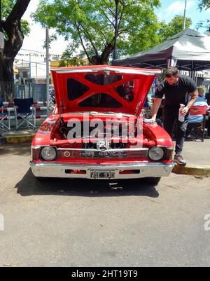 Nahaufnahme eines Mannes, der ein rotes, sportliches Chevrolet Chevy SS Coupé 1970s poliert Stockfoto