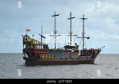 Sopot, Polen - 28. September 2018: Kreuzfahrt Piratenschiff für Touristen, Holz, bunt, Danzig Bucht, Ostsee, Sopot in Polen. Stockfoto