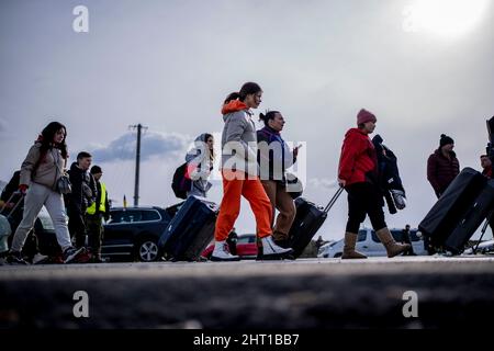 Przemysl, Polen. 26.. Februar 2022. Ukrainer kommen nach dem Überqueren der Grenze von Shehyni in der Ukraine nach Medyka in Polen an. Viele Ukrainer verlassen das Land nach den militärischen Aktionen Russlands auf ukrainischem Territorium. Quelle: Michael Kappeler/dpa/Alamy Live News Stockfoto