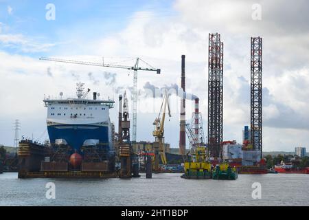 Danzig, Polen - 28. September 2018: Werften und Docks mit Kränen und anderen schweren Maschinen in der Nähe des Industrieteils der Altstadt von Danzig, Baltische coas Stockfoto