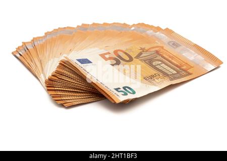 50-Euro-Scheine verteilen sich in Form eines Ventilators. Isoliert auf weißem Hintergrund. Stockfoto