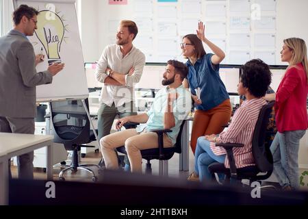 Eine Gruppe junger Mitarbeiter trifft sich in einer Arbeitsatmosphäre im Büro. Mitarbeiter, Job, Büro Stockfoto