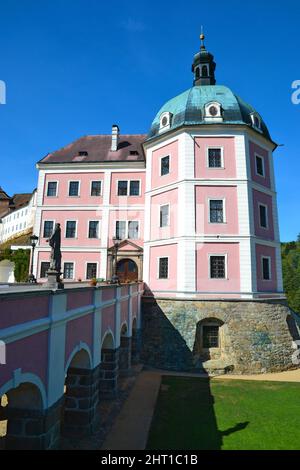 Becov nad Teplou, Tschechische Republik - 12. August 2018: Schönes Barockschloss und gotisches Schloss mit Gärten in der antiken Stadt Becov nad Teplou n Stockfoto