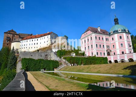 Becov nad Teplou, Tschechische Republik - 12. August 2018: Schönes Barockschloss und gotisches Schloss mit Gärten in der antiken Stadt Becov nad Teplou n Stockfoto