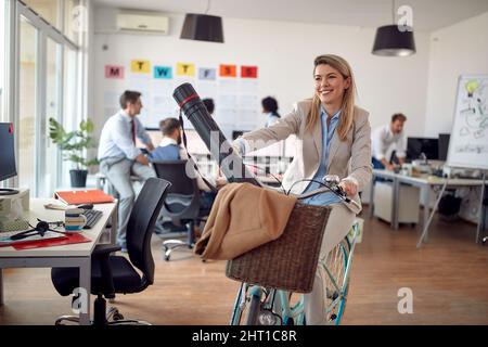 Umweltorientierter Arbeitsplatz mit zufriedenen Mitarbeitern Konzept; Green Office Idee Stockfoto