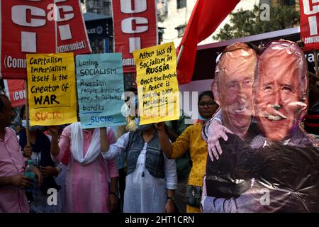 Kalkutta, Indien. 26.. Februar 2022. Linke Aktivisten der Mitglieder der Partei Socialist Unity Center of India (SUCI) protestieren und verbrennen die Bildnis des russischen Präsidenten Wladimir Putin und des US-Präsidenten Joe Biden, die während einer Kundgebung in Kalkutta gegen die russische Invasion in der Ukraine protestieren. (Foto von Sudipta das/Pacific Press) Quelle: Pacific Press Media Production Corp./Alamy Live News Stockfoto