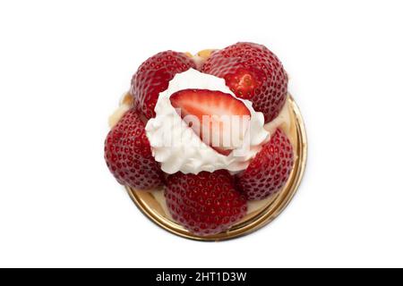 Ein köstlicher Erdbeer- und Sahnetorte in runder Form. Isoliert auf weißem Hintergrund. Stockfoto