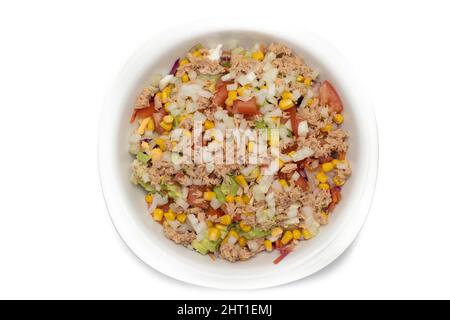 Gemischter Salat in einer weißen Schüssel. Zutaten Salat, Mais, Avocado, Zwiebeln, Thunfisch, Tomaten, Eier, Olivenöl, Rotkohl. Mediterranes Speisekonzept. Stockfoto