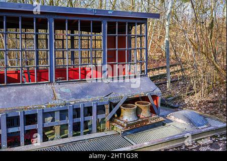 Berlin, Deutschland - 12. Februar 2022: Kleine Hütte aus Holz und Metall, in der die Steuerungen für einen historischen Bahndrehtisch untergebracht sind. Stockfoto