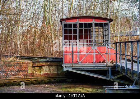 Berlin, Deutschland - 12. Februar 2022: Kleine Hütte aus Holz und Metall, in der die Steuerungen für einen historischen Bahndrehtisch untergebracht sind. Stockfoto