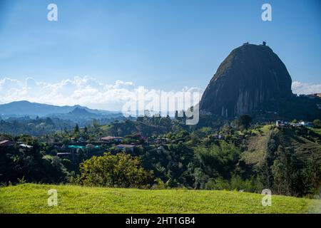 Blick auf El Penon de Guatape / den Felsen von Guatape in Kolumbien Stockfoto