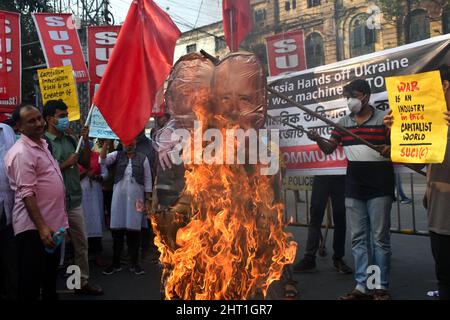 Kalkutta, Westbengalen, Indien. 26.. Februar 2022. Linke Aktivisten der Mitglieder der Partei Socialist Unity Center of India (SUCI) protestieren und verbrennen die Bildnis des russischen Präsidenten Wladimir Putin und des US-Präsidenten Joe Biden, die während einer Kundgebung in Kalkutta gegen die russische Invasion in der Ukraine protestieren. (Bild: © Sudipta das/Pacific Press via ZUMA Press Wire) Stockfoto