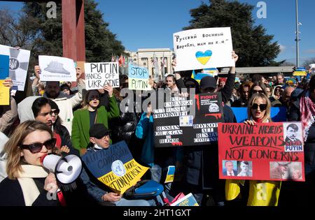 Demonstranten halten Plakate, während sie während einer Kundgebung auf dem Platz der Vereinten Nationen gegen Russlands massive Militäroperation gegen die Ukraine protestieren Stockfoto