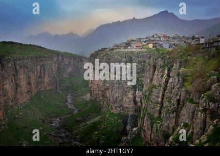 Die Stadt Rawanduz liegt am Rande einer Schlucht, die den Grand Canyon des Nahen Ostens genannt wird und ein ganzes Verzweigungssystem bildet, das in das valle führt Stockfoto