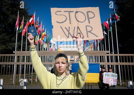 Ein Demonstrator hält ein Zeichen, während er während einer Kundgebung auf dem Platz der Vereinten Nationen gegen Russlands massive Militäroperation gegen die Ukraine protestiert. Stockfoto