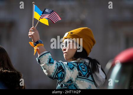 London, Großbritannien. 26. Februar 2022. Ein Mädchen mit US- und ukrainischer Flagge schließt sich den Ukrainern in Großbritannien bei einem Protest vor der Downing Street an, wo sich große Menschenmengen in Whitehall versammelt haben. Russlands Invasion der Ukraine in Kiew, der Hauptstadt, und anderen Teilen des Landes geht weiter. Kredit: Stephen Chung / Alamy Live Nachrichten Stockfoto