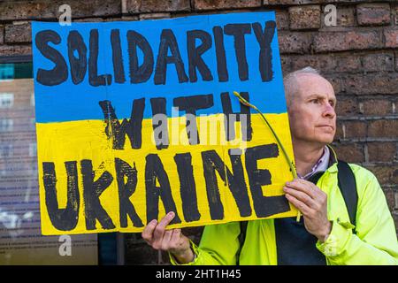 LONDON, GROSSBRITANNIEN. 26. Februar 2022. Menschen aus der britisch-ukrainischen Gemeinschaft nehmen an einer Demonstration vor der russischen Botschaft in Kensington Palace Gardens, West London, Teil, um gegen die Entscheidung von Wladimir Putin zu protestieren, Anfang dieser Woche gegen die Ukraine einzumarschieren und Solidarität mit dem ukrainischen Volk zu zeigen. Ähnliche Proteste gab es in vielen Städten auf der ganzen Welt. Kredit: amer ghazzal/Alamy Live Nachrichten Stockfoto