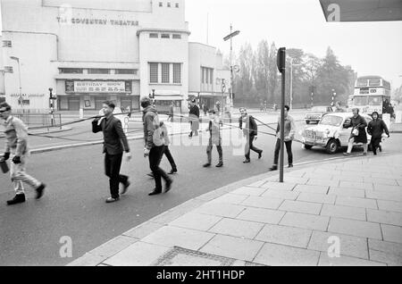 Coventry Aberfan Fund Raising Event, Autowanderung nach Stratford, London, 31.. Oktober 1966. Die Aberfan-Katastrophe war ein katastrophaler Zusammenbruch einer kollidierenden Beute-Spitze, die am Freitag, 21. Oktober 1966, im walisischen Dorf Aberfan stattfand und 116 Kinder und 28 Erwachsene tötete. Stockfoto