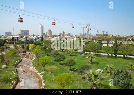 Erbil, Irak - 23. März 2018: Seilbahn, die Minare Park und Shanidar Park 2 in der Stadt Erbil im kurdischen Irak verbindet. Stockfoto