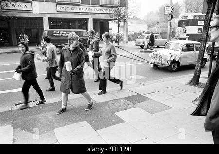 Coventry Aberfan Fund Raising Event, Autowanderung nach Stratford, London, 31.. Oktober 1966. Die Aberfan-Katastrophe war ein katastrophaler Zusammenbruch einer kollidierenden Beute-Spitze, die am Freitag, 21. Oktober 1966, im walisischen Dorf Aberfan stattfand und 116 Kinder und 28 Erwachsene tötete. Stockfoto