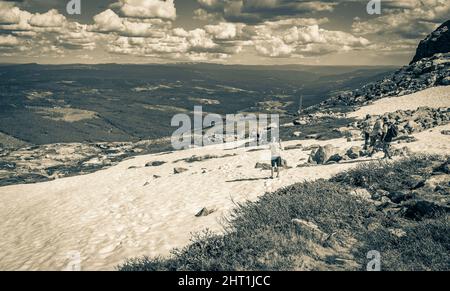 Hemsedal Norwegen 06. Juni 2016 Altes Schwarz-Weiß-Bild von Touristen und Fotografen auf dem Trekkingweg durch eine schöne verschneite Landschaft Panorama Norwegen Stockfoto