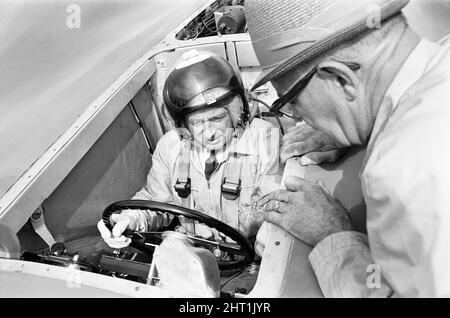 Proteus Bluebird, das Auto, mit dem Donald Campbell den Weltrekord im Automobilbau gebrochen hat, hat nun seinen letzten Lauf mit 5 mph auf der RAF Station, Debden, Essex, 19.. Juni 1966. Campbell sollte dort bei einer Gala einen Demonstrationslauf geben, Doch 5 Tage zuvor wurde das Auto schwer beschädigt, als es mit dem Rennfahrer Peter Bolton an der Steuerung durch einen Holzzaun und eine Hecke mit 100 km/h zerschmetterte, 10ft in der Luft über die Cambridge Chelsford Road segelte und schließlich 200 Meter lang über ein Feld drehte. Stockfoto