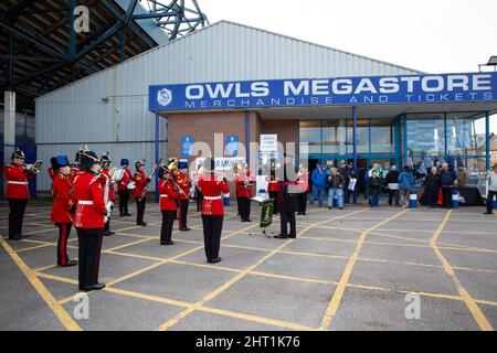 Sheffield, Großbritannien. 26.. Februar 2022. Die Yorkshire Regiment Band spielt vor dem Sheffield Wednesday Club Store in Sheffield, Großbritannien am 2/26/2022. (Foto von Ben Early/News Images/Sipa USA) Quelle: SIPA USA/Alamy Live News Stockfoto