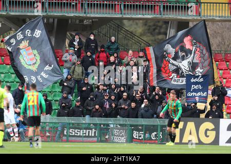 Terni, Italien. 26. Feb, 2022. Die Fans von Cremonese während Ternana Calcio gegen US Cremonese, Italienisches Fußballspiel der Serie B in Terni, Italien, Februar 26 2022 Quelle: Independent Photo Agency/Alamy Live News Stockfoto