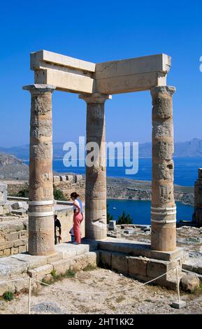 Lindos, Säulen des Athene-Tempels auf der Akropolis, Rhodos-Insel, Dodekanes, Griechenland, Europa Stockfoto