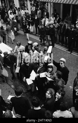 Popstars treffen sich in der Carnaby Street, London, um Gründungsmitglieder einer Anti-Bowlerhat-Gruppe zu werden, die als Bowler-Hut-Brigade bekannt ist. Zu den Gruppen gehörten die Tiere, die Kinks, die Rolling Stones, die Walker Brothers, die Merseybeats und die WHO vom 1.. September 1965. Stockfoto