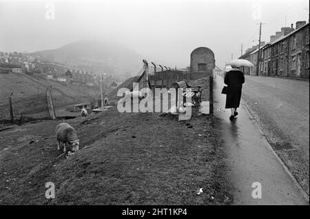 Abertillery, die größte Stadt des Ebbw-Fach-Tals in der ehemaligen historischen Grafschaft Monmouthshire, der heutigen Grafschaft Gwent. 17.. Februar 1965. Stockfoto