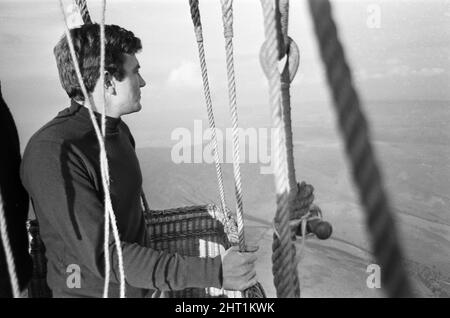 Der Schauspieler Albert Finney macht eine Ballonfahrt, während er den Film „Charlie Bubbles“ in Edale gedreht hat. 20.. Oktober 1966. Stockfoto