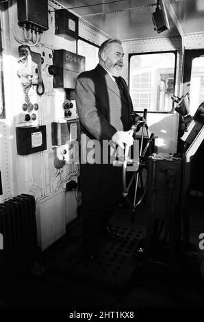 Kapitän William Warwick der neue Kapitän des Cunard-Linienschiffs Q4 (später Queen Elizabeth 2) macht eine Busfahrt auf der Mersey und bringt die Fähre Mountwood in die Liverpool-Anlegestelle. 9.. Januar 1966. Stockfoto