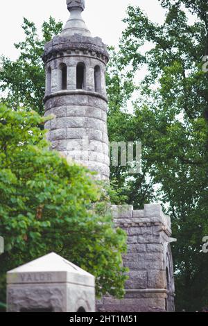 Blick auf das Denkmal der von Bäumen umgebenen freiwilligen Infanterie-Regimenter der Jahre 12. und 44. in New York Stockfoto