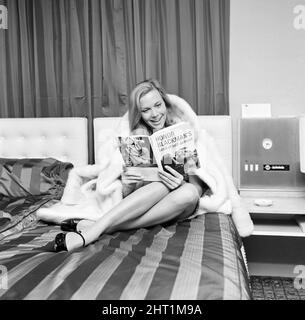 Honor Blackman, Schauspielerin, in Manchester, starten Sie ihr Buch auf selbst Verteidigung, inspiriert von ihrem Erfolg als Judo-Experte Cathy Gale in der Fernsehserie The Avengers, in ihrer Suite, Hotel Piccadilly, Manchester, Montag, 22. November 1965 abgebildet. Buch mit dem Titel, Honor Blackman Buch der Selbstverteidigung. Stockfoto