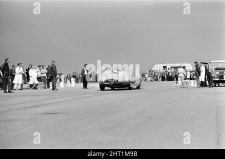 Proteus Bluebird, das Auto, mit dem Donald Campbell den Weltrekord im Automobilbau gebrochen hat, hat nun seinen letzten Lauf mit 5 mph auf der RAF Station, Debden, Essex, 19.. Juni 1966. Campbell sollte dort bei einer Gala einen Demonstrationslauf geben, Doch 5 Tage zuvor wurde das Auto schwer beschädigt, als es mit dem Rennfahrer Peter Bolton an der Steuerung durch einen Holzzaun und eine Hecke mit 100 km/h zerschmetterte, 10ft in der Luft über die Cambridge Chelsford Road segelte und schließlich 200 Meter lang über ein Feld drehte. Stockfoto