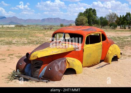 Autowracks liegen in der Wüste Umgebung Solitaire in Namibia aufgegeben. Stockfoto