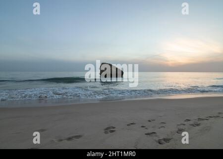 Schöner Strand in Matalascanas, Spanien. Turm namens Torre de la higuera. Stockfoto