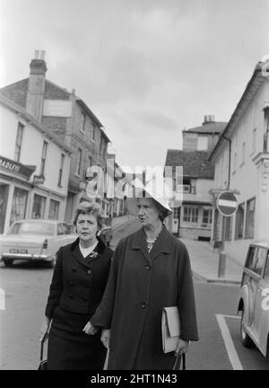 Reg Calvert Mordfall 1966. Im Verfahren gegen Major Oliver Smedley (54), der wegen des Mordes an "Pop-Pirate"-Chef Reg Calvert angeklagt ist, wurde (heute) ein verbindliches Verfahren eröffnet. Es wurde behauptet, dass Herr Calvert in Herrn Smedleys Haus in Wendens Ambo in der Nähe von Saffron Walden angeschossen und getötet wurde (21.. Juni).Reg Calvert war Leiter des rivalisierenden Piratenradios Radio City und Manager der Popgruppe Fortunes. Später wurde er aus Gründen der Selbstverteidigung des Mordes freigesprochen. Das Bild zeigt: Miss Dorothy 'Kitty' Black bei der Ankunft am Hof in Saffron Walden Essex. 18.. Juli 1966. Stockfoto