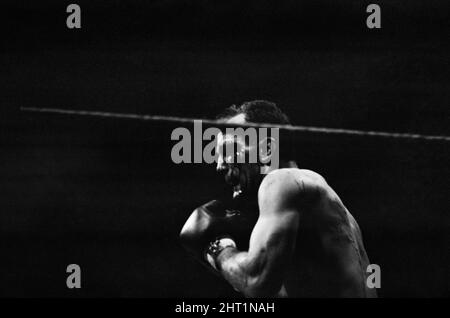 Schwerer Titelkampf zwischen dem amerikanischen Champion Cassius Clay und dem britischen Herausforderer Henry Cooper im Highbury Stadium, North London. Clay gewann in der sechsten Runde, als der Schiedsrichter den Kampf wegen einer tiefen Gaschöffnung über Coopers linkem Auge stoppen musste.(Bild) Henry Cooper mit Blut, das aus seinem rechten Auge sprudelte. 21. Mai 1966. Stockfoto