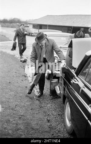 Harry Roberts wollte im Zusammenhang mit der Erschießung von drei Londoner Polizisten wurde heute in einem Wald bei Bishops Stortford in Herts wieder aufgenommen. Roberts, der seit mehr als drei Monaten gesucht wird, gab ohne Probleme der Polizei sgt Peter Smith nach. In einem getarnten Zelt am Rande von Thorley Wood entdeckte die Polizei eines der geschickt ausgeklügeltesten Verstecke, die je bekannt waren, wo Roberts in den letzten sechs Wochen gelebt hat. Das Zelt ist 5ft hoch an seinem höchsten Punkt und von einer Plastikfolie getarnt und enthielt eine Fülle von Lebensmitteln und Brennstoffen. Ein Camp-Bett und ein Aluminium-Stuhl wie wir Stockfoto