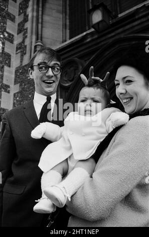 Maxwell, der Sohn von Roy Hudd und seiner Frau Ann, wird in der Croydon Parish Church getauft. Max ist mit seinen Eltern abgebildet. 28.. Februar 1965. Stockfoto