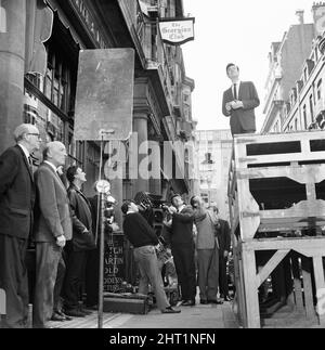 Life at the Top, Film aus dem Jahr 1965, Drehort rund um das Economist Building in St. James, London, SW1, Sonntag, 25.. Juli 1965. Der Film spielt Laurence Harvey, der die Rolle von Joe Lampton in einer Fortsetzung des Films Room at the Top aus dem Jahr 1959 wiedergibt. Unser Bild zeigt .. Dreharbeiten außerhalb des Georgian Club. Stockfoto