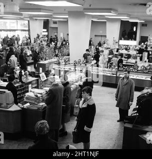 One Minutes Silence wird am 30.. Januar 1965 im Kaufhaus Owen Owen, Coventry, als Erinnerungsmoment für Sir Winston Churchill, am Tag seiner Staatsbegräbnis, abgehalten. Stockfoto