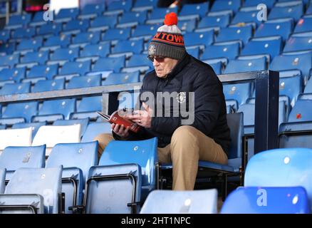 Ein Fan von Luton Town steht vor dem Sky Bet Championship-Spiel in der Kenilworth Road, Luton. Bilddatum: Samstag, 26. Februar 2022. Stockfoto